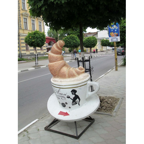 Рекламная скульптура штендер чашка кофе с круассаном.